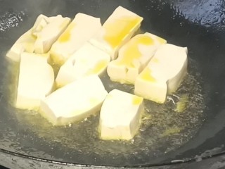 鸡蛋炖豆腐,起锅烧油，放盐，再放入豆腐，煎至两面金黄