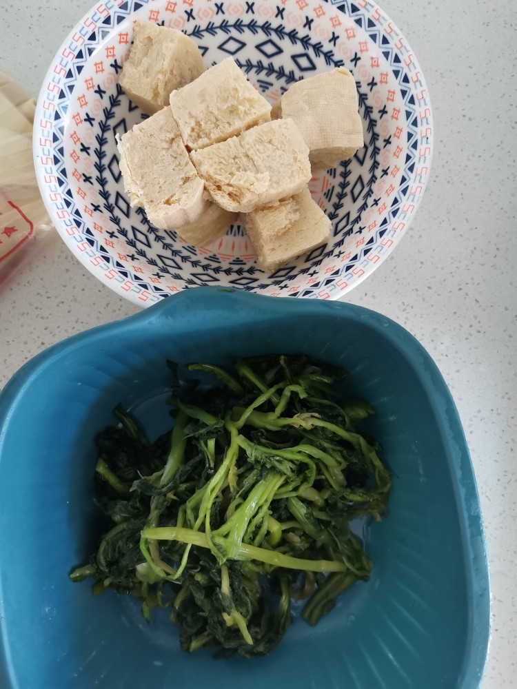 雪里红炖冻豆腐,食材清洗干净