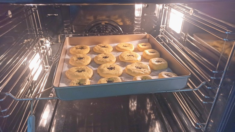田园南瓜饼,把烤箱提前预热，摆入烤盘