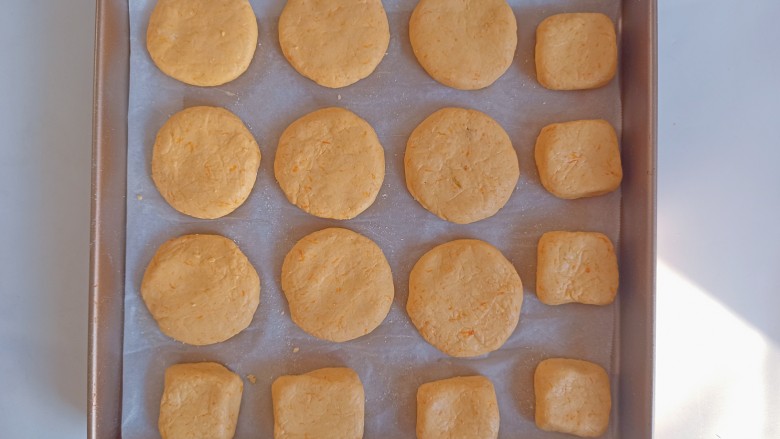 田园南瓜饼,把面团分成35克左右一个揉圆压扁，也可以整成方形，自己随意就可以