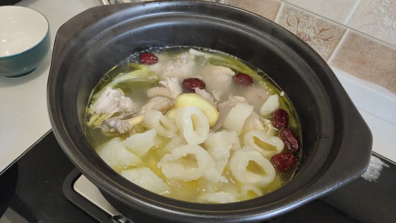 花胶鸡汤,加入到砂锅中，一起炖煮十分钟