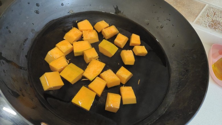 花胶鸡汤,一块南瓜切成小块，放入锅中煮熟