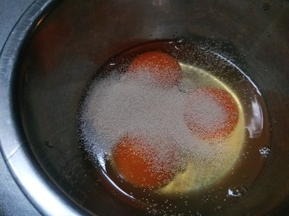 淡奶油小餐包,盆中打入三个鸡蛋。在加上五克酵母。