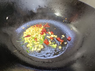 酸辣藕丁,起锅烧油，放入葱姜和干红辣椒碎，炒出香辣味