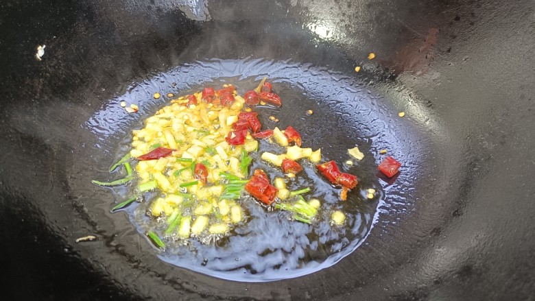 酸辣藕丁,起锅烧油，放入葱姜和干红辣椒碎，炒出香辣味