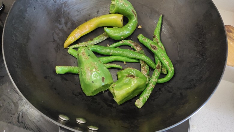 辣椒擂皮蛋,清洗好的辣椒，放入铁锅里干煸至表面微焦