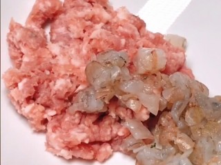 白菜卷肉,肉馅中放入虾仁。
