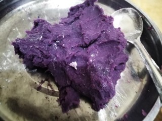 山药紫薯糕,紫薯蒸熟捣成泥