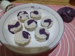 山药紫薯糕,放上盘子里