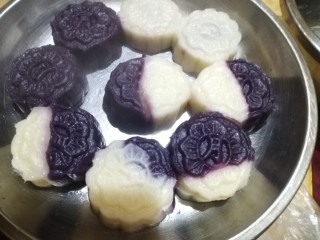 山药紫薯糕,蒸熟了