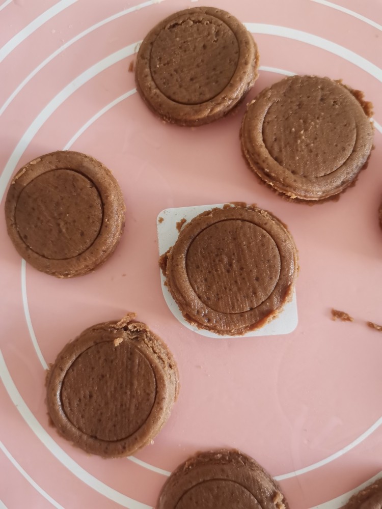 巧克力曲奇饼干,用模具压出圆形