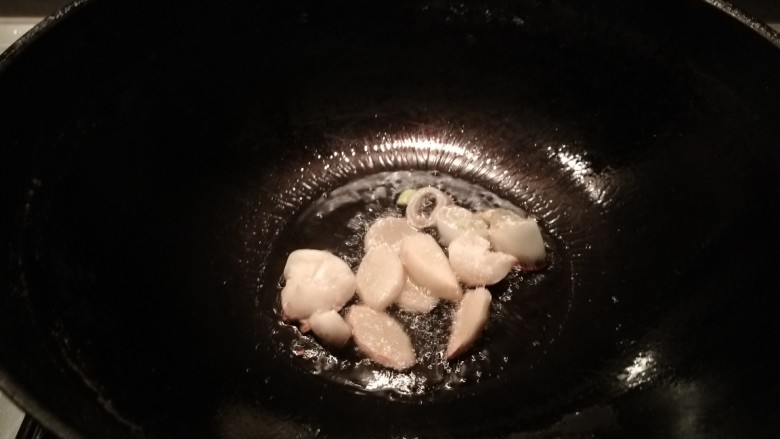 花胶鸡汤,锅中放入葱姜蒜炒香