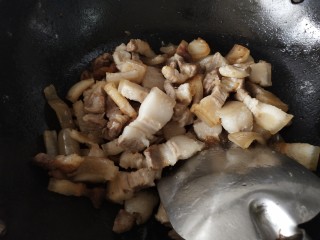 肉夹馍,锅里留少许底油，放入冰糖融化，呈琥珀色把五花肉再次倒进去翻炒均匀