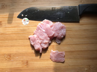黄瓜炒肉片,精瘦肉冲洗干净后也切成薄片，新手下厨，若担心切不好，可以将猪肉在冰箱微微冻硬一会儿，切起来就顺手多了