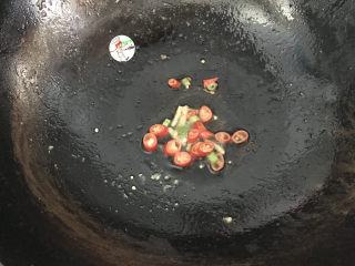 黄瓜炒肉片,锅中留底油，下入葱姜和小米辣，煸出香味