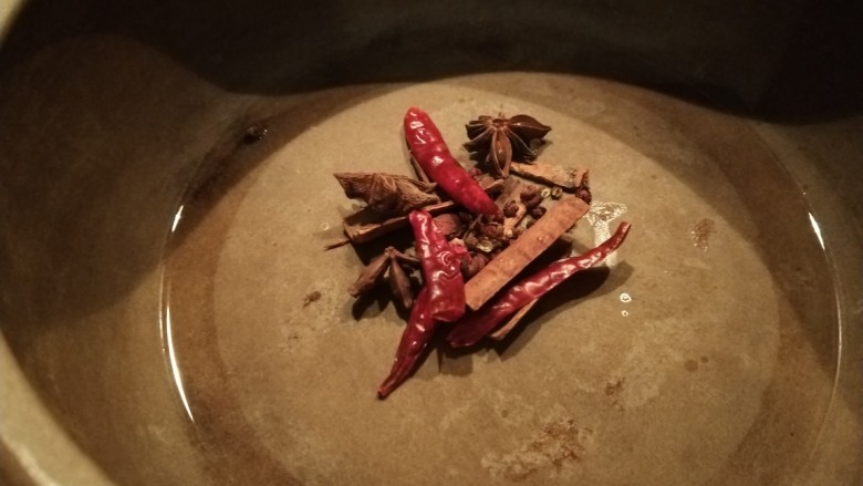 红酒炖羊肉,准备好砂锅放入八角，桂皮，干辣椒，花椒