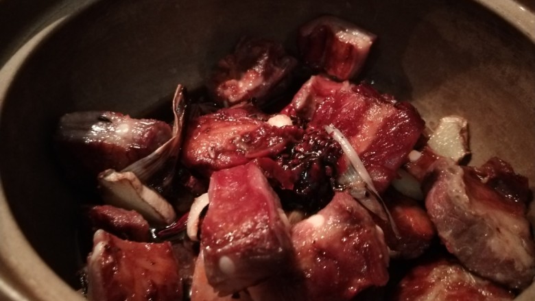 红酒炖羊肉,加入一勺豆瓣酱