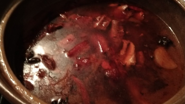 红酒炖羊肉,加入适量开水炖一小时