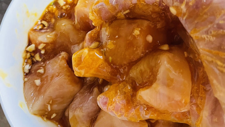 香香脆脆的低卡盐酥鸡,用手抓匀，放入冰箱腌制4小时及以上。