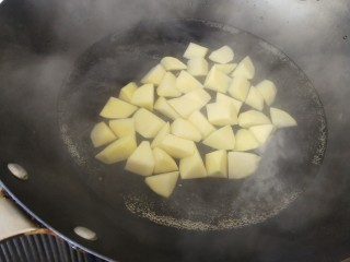椒盐土豆,洗去淀粉后放开水里煮个3分钟左右，捞出备用