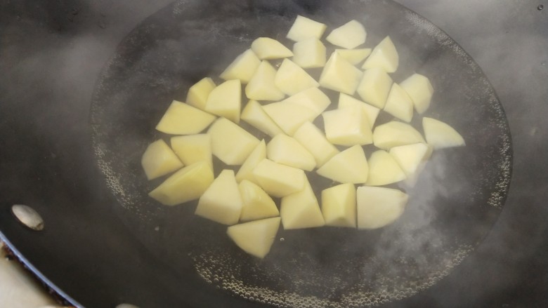 椒盐土豆,洗去淀粉后放开水里煮个3分钟左右，捞出备用