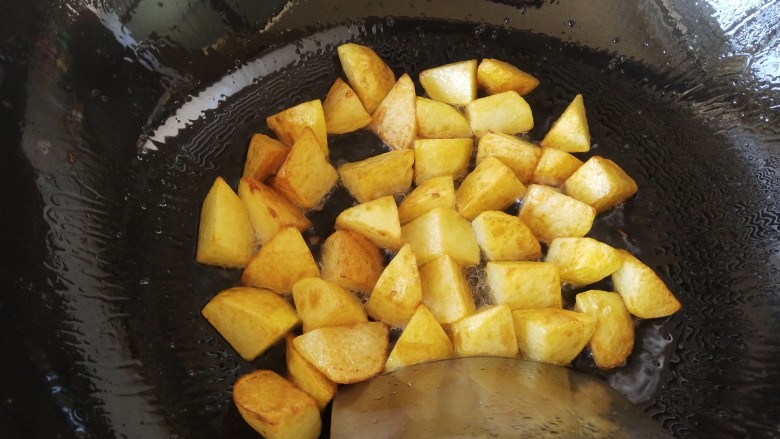 椒盐土豆,炒至土豆变成金黄色