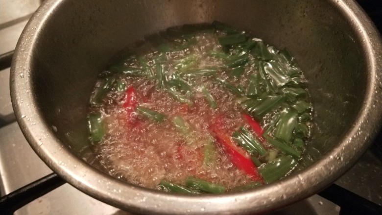 凉拌双耳,油烧热放花椒炸制褐色捞出来，油倒入盆中