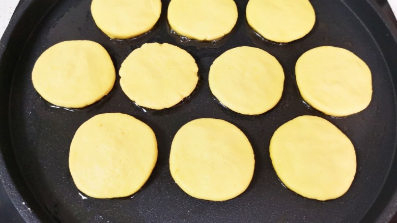 田园南瓜饼,依次做好剩下的南瓜饼，电饼铛预热，刷上一层食用油，放入做好的芝心南瓜饼。 