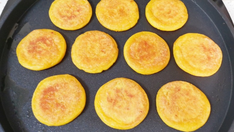 田园南瓜饼,两面都煎至金黄色就熟了。 
