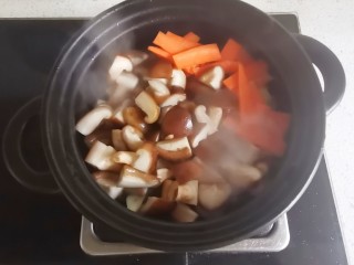 砂锅香菇豆腐煲,放入香菇胡萝卜炒熟，