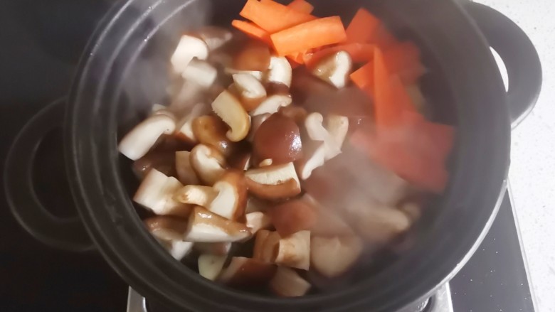 砂锅香菇豆腐煲,放入香菇胡萝卜炒熟，
