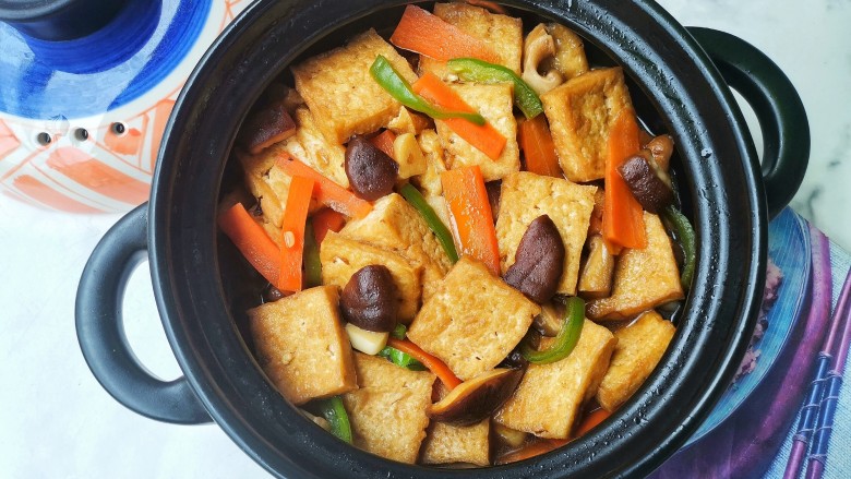 砂锅香菇豆腐煲,巨好吃的砂锅香菇豆腐煲就做好啦，