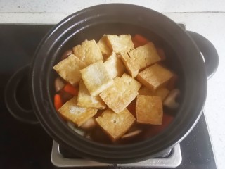 砂锅香菇豆腐煲,放入豆腐翻炒一会，