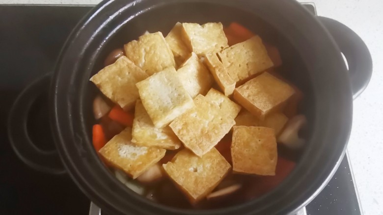 砂锅香菇豆腐煲,放入豆腐翻炒一会，
