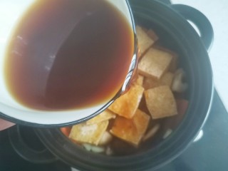 砂锅香菇豆腐煲,倒入调酱汁，