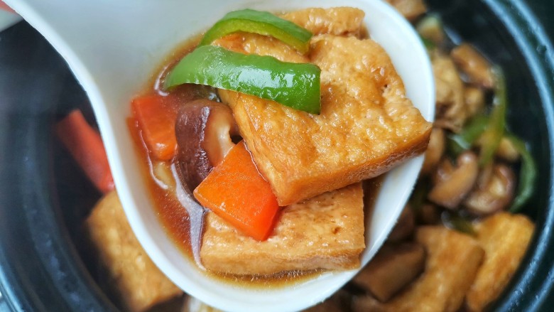 砂锅香菇豆腐煲,热气腾腾的，真的太好吃啦。
