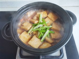 砂锅香菇豆腐煲,加入青椒翻炒入味即可。