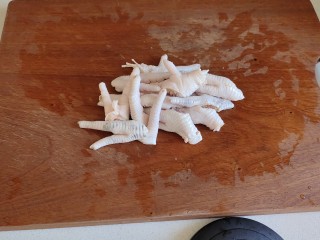 韩式什锦锅,鸡爪切成两半，鸡翅改花刀。