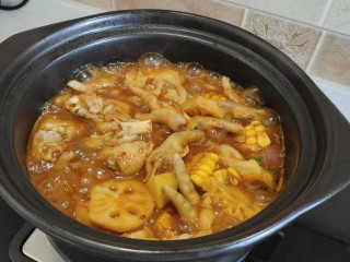 韩式什锦锅,大火烧开，转小火炖15分钟。