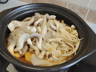 韩式什锦锅,加入平菇，豆腐皮。