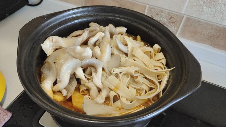 韩式什锦锅,加入平菇，豆腐皮。