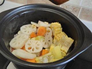 韩式什锦锅,加入配菜煸炒。