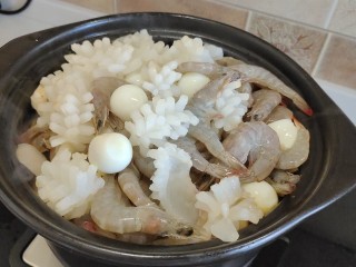 韩式什锦锅,加入鹌鹑蛋，鲜香，鱿鱼花。