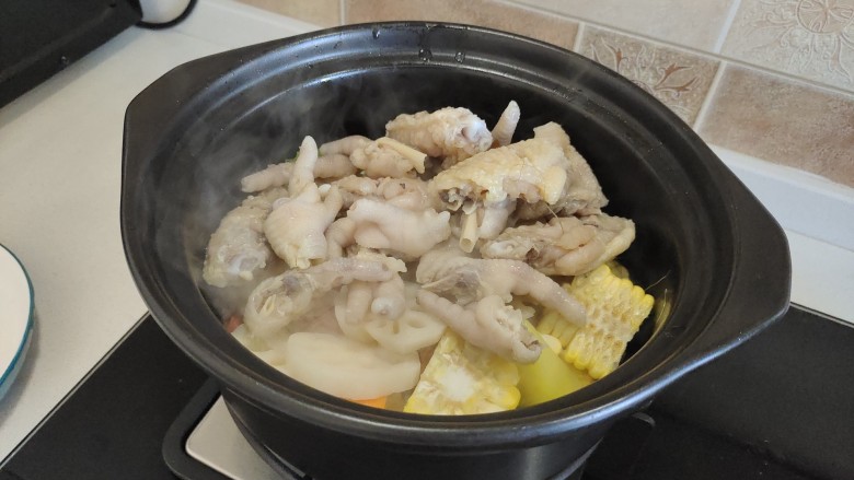 韩式什锦锅,加入鸡翅鸡爪。