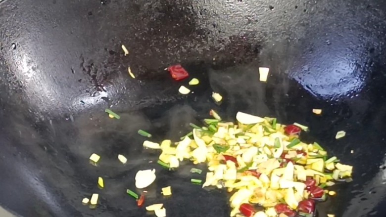 酸辣土豆藕丁,起锅烧油，放入葱姜蒜和干红辣椒碎爆香