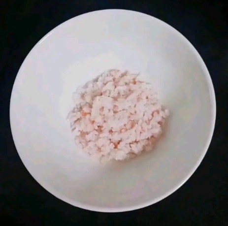 虾仁鸡蛋面线 (宝宝辅食）,将虾仁剁碎