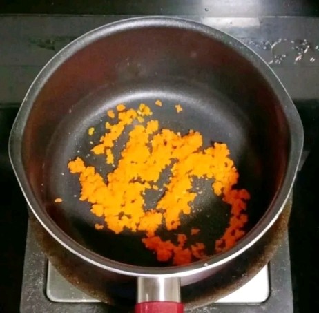 虾仁鸡蛋面线 (宝宝辅食）,锅中刷油，倒入胡萝卜碎翻炒一分钟