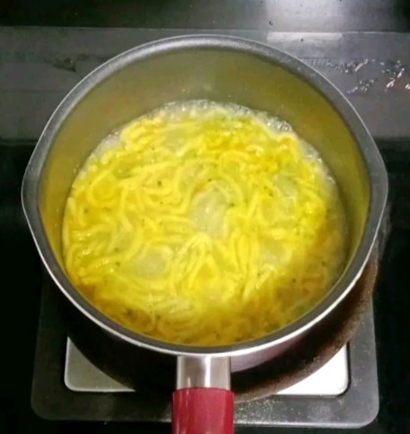 虾仁鸡蛋面线 (宝宝辅食）,待面条浮起后倒入西蓝花和虾仁，煮两分钟