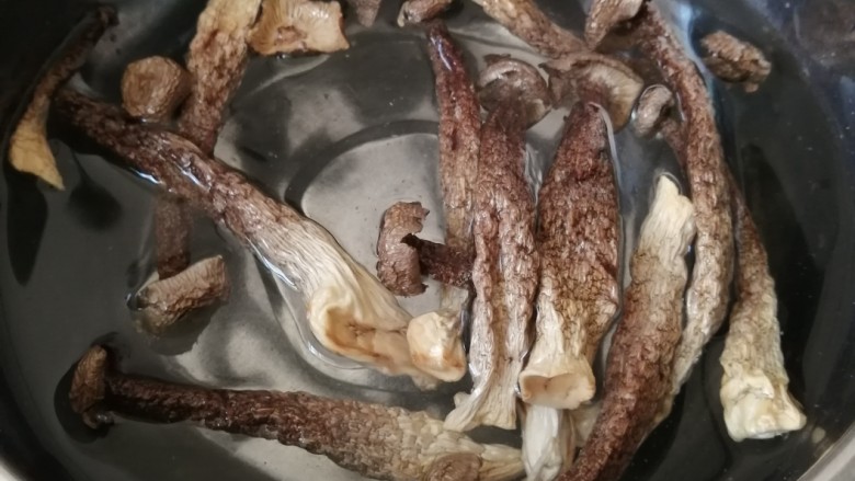 白菜卷肉,鹿茸菇用清水浸软