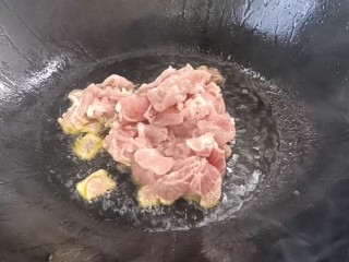 平菇炒肉,起锅烧油，放入瘦肉，炒至断生，盛出备用